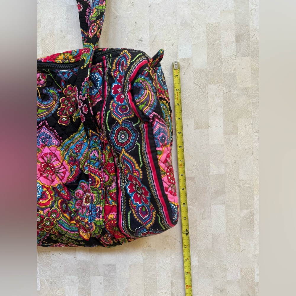 VERA BRADLEY Large Quilted Duffle Bag ‘Symphony In Hue’ Floral Paisley NWOT - Picture 4 of 8